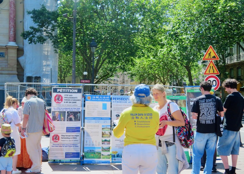 Image for article Francia: I parigini condannano la persecuzione e si identificano con i valori della Falun Dafa