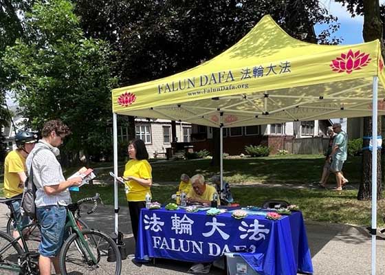 Image for article Minnesota: Presentazione della Falun Dafa all'evento Open Streets di Minneapolis