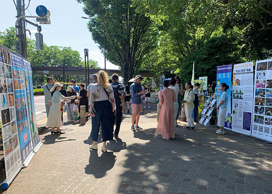 Image for article Il pubblico sostiene la Falun Dafa durante il Festival del Vietnam a Tokyo