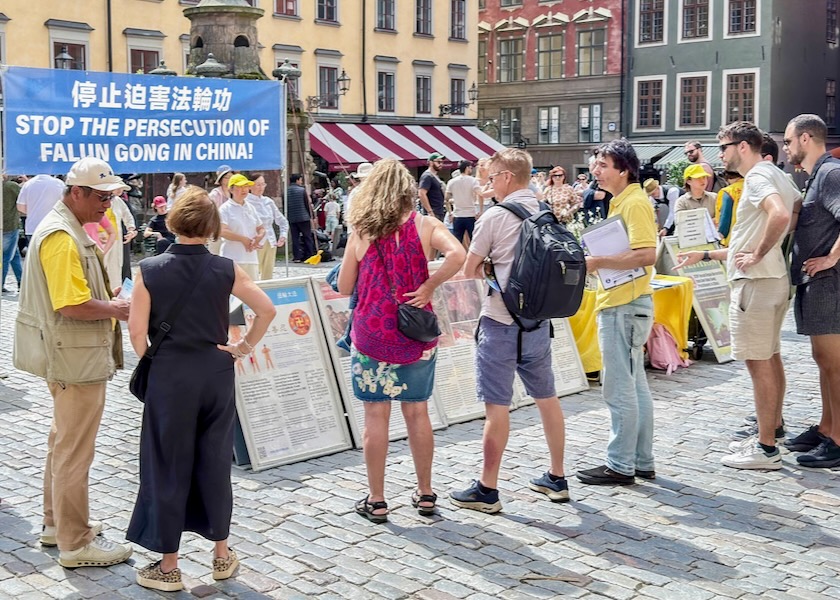 Image for article Stoccolma, Svezia: La gente viene a conoscenza della persecuzione del PCC durante il Festival di mezza estate