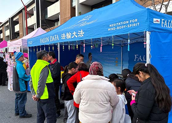 Image for article Australia, Melbourne: La gente elogia la Falun Dafa durante un festival