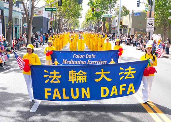 Image for article California: Consiglieri comunali e residenti lodano la Falun Dafa durante la Parata delle Ciliegie a San Leandro