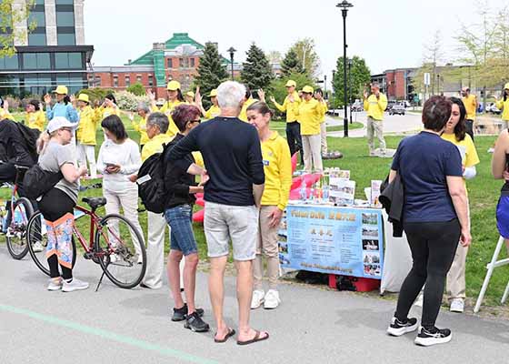 Image for article La celebrazione della Giornata mondiale della Falun Dafa in Quebec attira i passanti