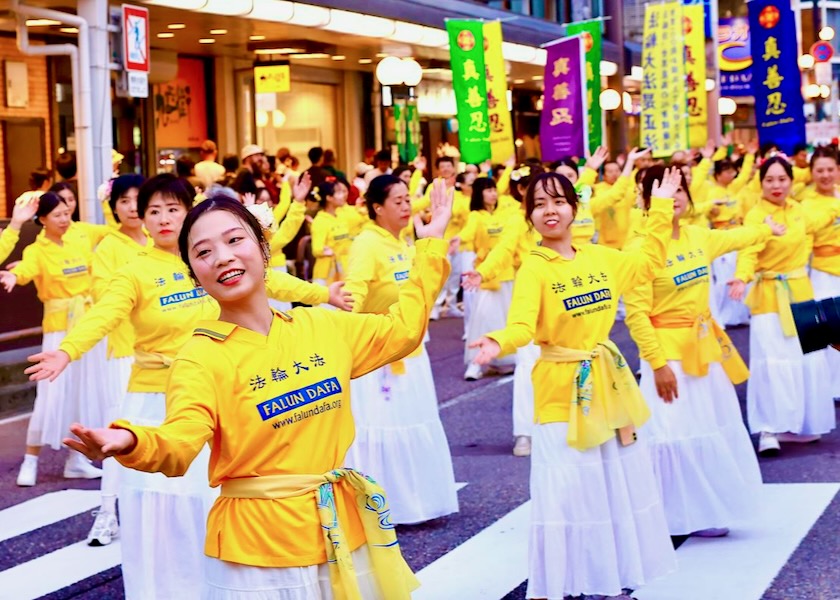 Image for article Giappone: Il popolo apprezza la Falun Dafa al Festival Hyakumangoku di Kanazawa