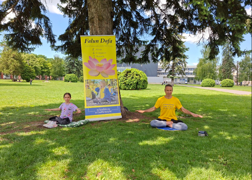 Image for article I rumeni sostengono la Falun Dafa: “State difendendo qualcosa per cui vale la pena lottare”