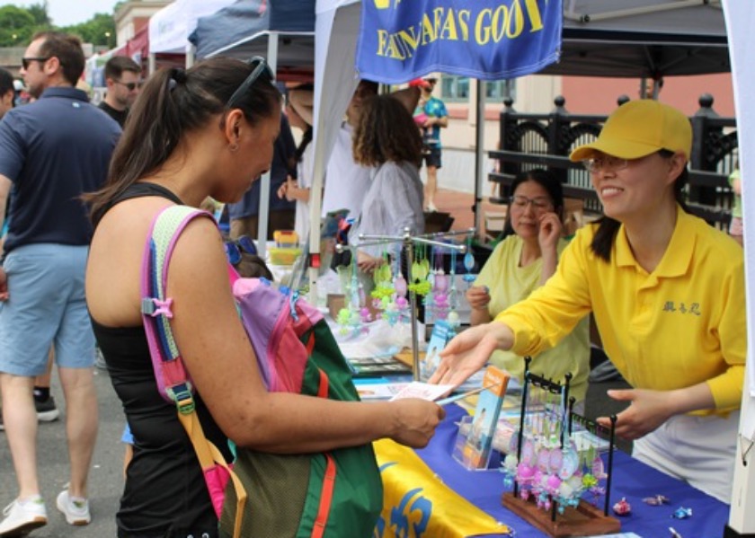 Image for article Massachusetts, USA: Presentazione della Falun Dafa alla Giornata della Città di Winchester