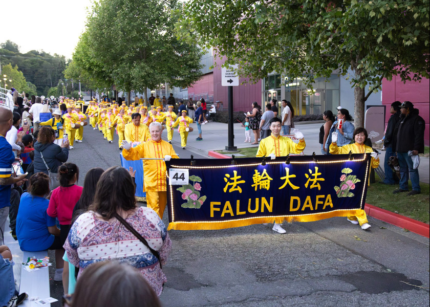 Image for article Praticanti della Falun Dafa partecipano alla parata per la Coppa del Mondo FIFA nello Stato di Washington