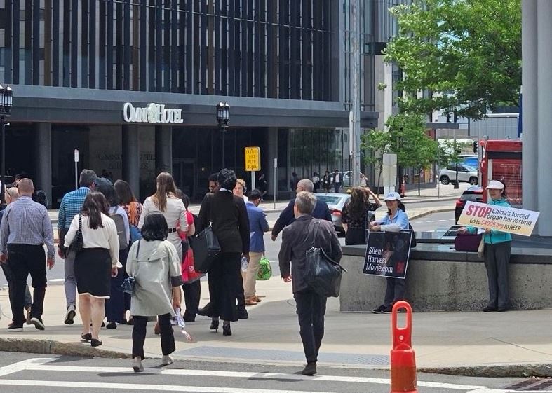 Image for article Boston, Massachusetts: Denuncia del prelievo forzato di organi del PCC al Congresso americano dei trapianti