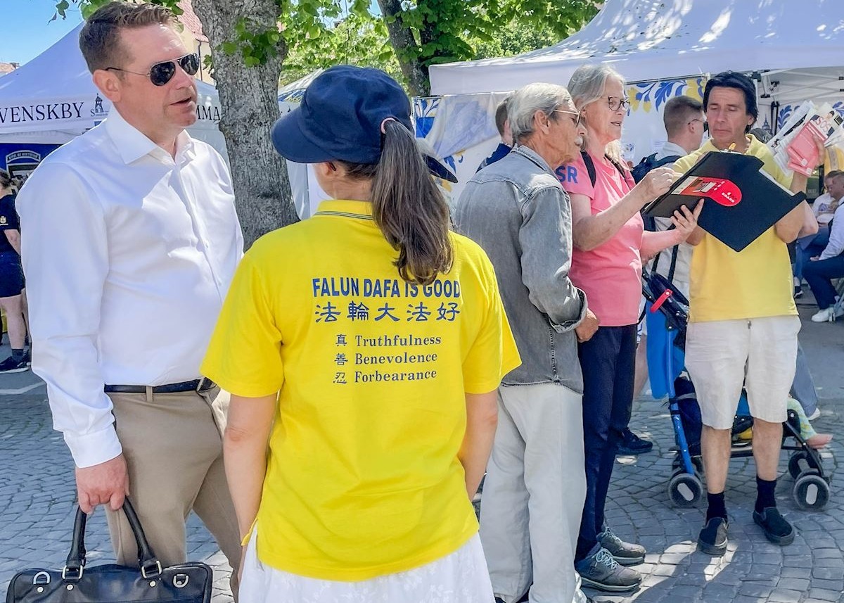 Image for article Visby, Svezia: I praticanti del Falun Gong ottengono sostegno durante la Settimana di Almedalen