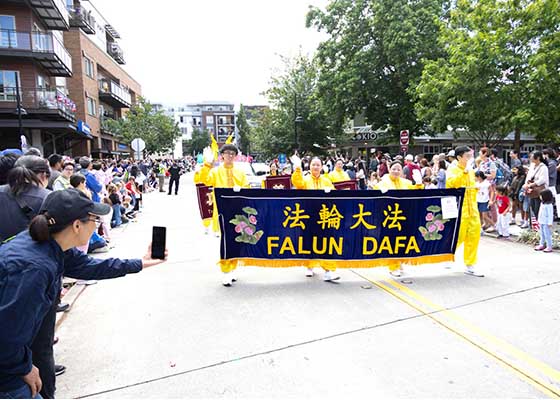 Image for article Kirkland, Washington: I praticanti della Falun Dafa acclamati dagli spettatori alla parata del Giorno dell'Indipendenza
