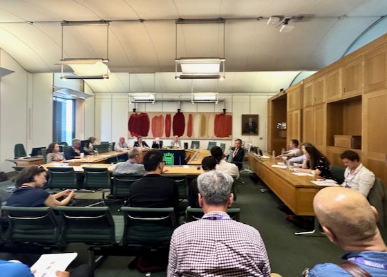 Image for article All’interno e all’esterno del Parlamento britannico: La gente condanna il prelievo forzato di organi in Cina