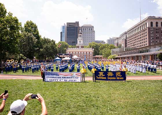Image for article Filadelfia: Il gruppo della Falun Dafa protagonista della copertina dei media per il 250° anniversario degli Stati Uniti