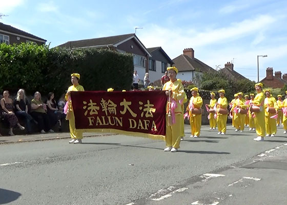 Image for article Regno Unito: La gente scopre la Falun Dafa alla Festa delle Rose di Weaverham
