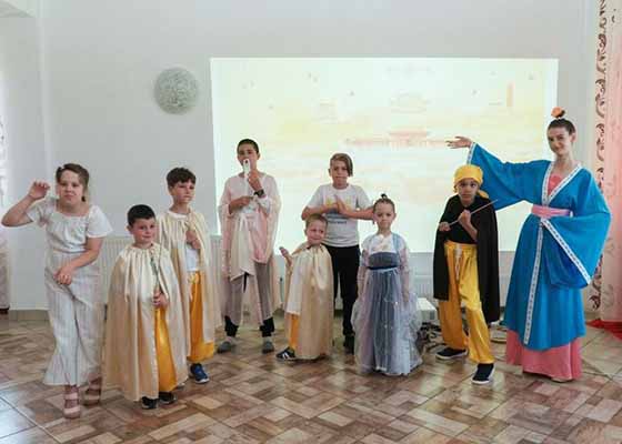 Image for article I giovani praticanti della Falun Dafa in Romania rinforzano la fiducia in sé stessi al campo estivo di Minghui