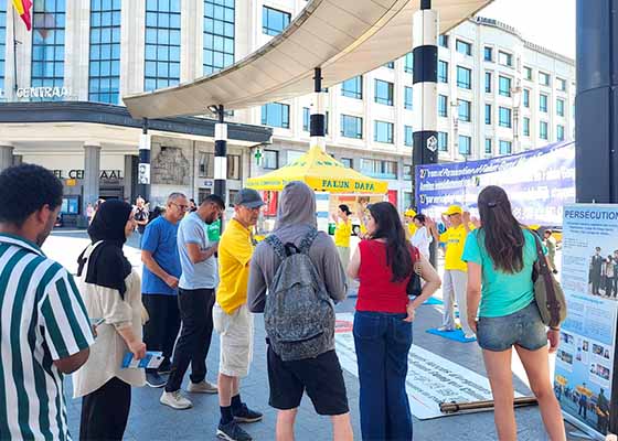 Image for article Durante un evento a Bruxelles, la gente condanna la persecuzione che dura da decenni e incoraggia i praticanti