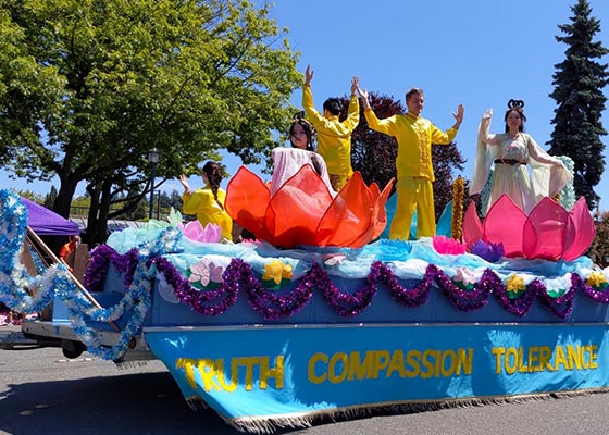 Image for article La Falun Dafa acclamata alla parata “Kent Cornucopia” nello Stato di Washington