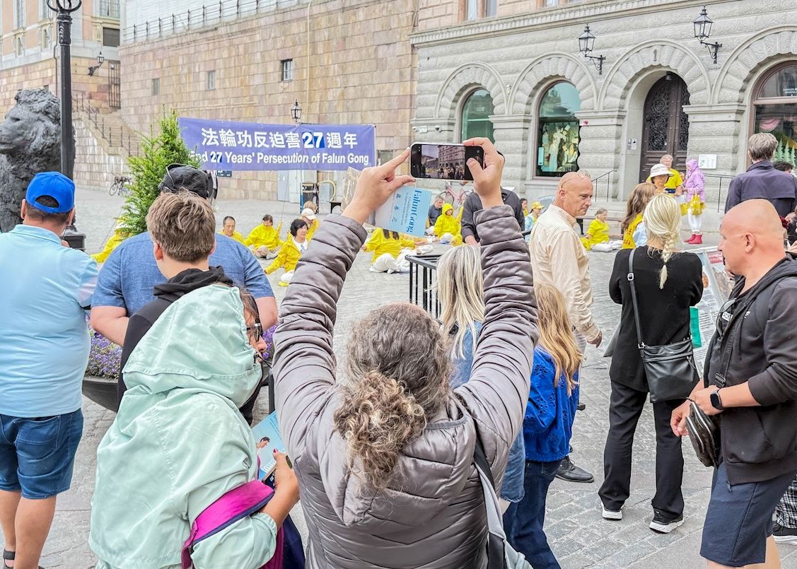 Image for article Stoccolma: I passanti sostengono le manifestazioni del Falun Gong contro i 27 anni di persecuzione del PCC in Cina