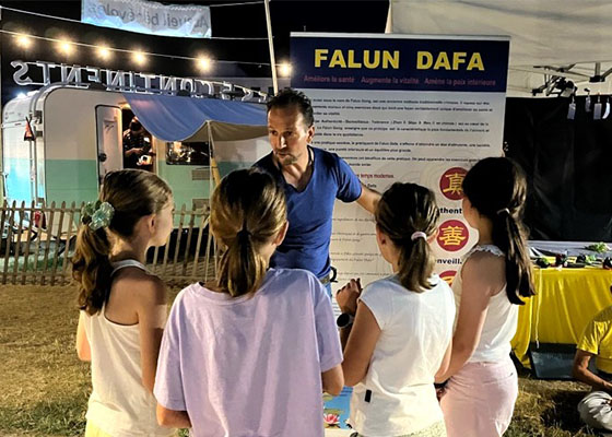 Image for article Il pubblico scopre la Falun Dafa al Festival dei cinque Continenti in Svizzera