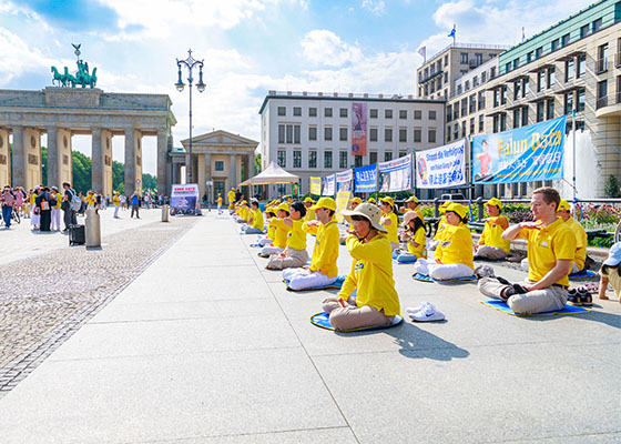 Image for article Berlino, Germania: I parlamentari lodano gli sforzi dei praticanti del Falun Gong per denunciare la persecuzione