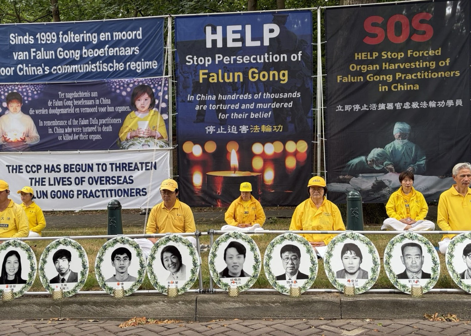 Image for article Raduno davanti all'Ambasciata cinese all'Aia per chiedere la fine di decenni di persecuzioni