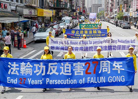 Image for article New York: Grande marcia a Manhattan per denunciare i 27 anni di persecuzione del Falun Gong