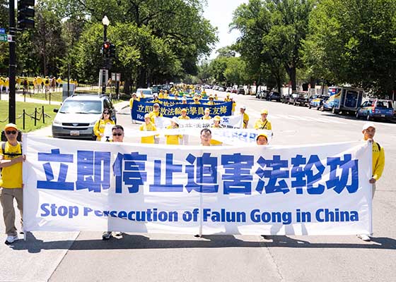 Image for article La gente condanna la persecuzione del Falun Gong durante la grande parata a Washington DC