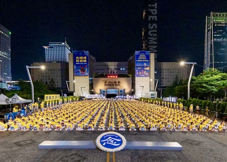 Image for article Taipei, Taiwan: Persone di ogni estrazione sociale dicono no alla persecuzione del Falun Gong da parte del PCC durante una veglia a lume di candela