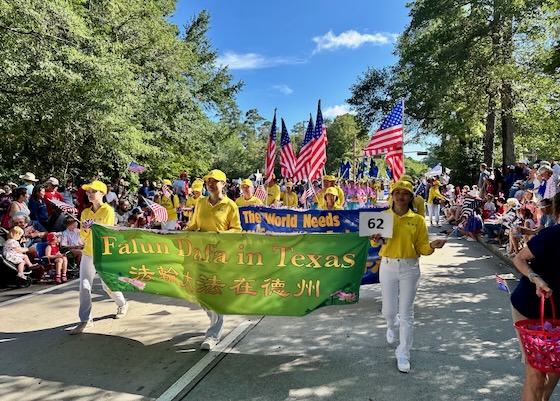 Image for article La Falun Dafa accolta con favore alla parata per la Festa dell’Indipendenza in Texas: 