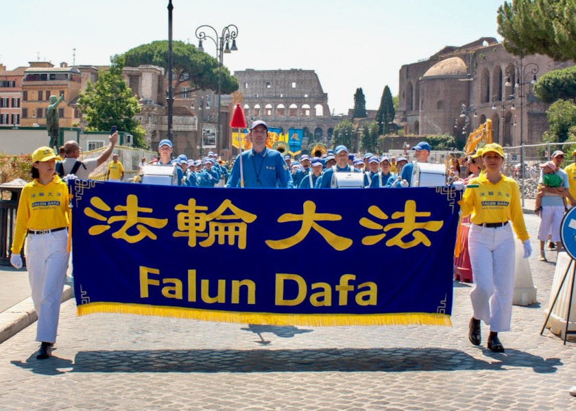 Image for article Italia: La parata dei praticanti riscuote consensi e sostegno a Roma
