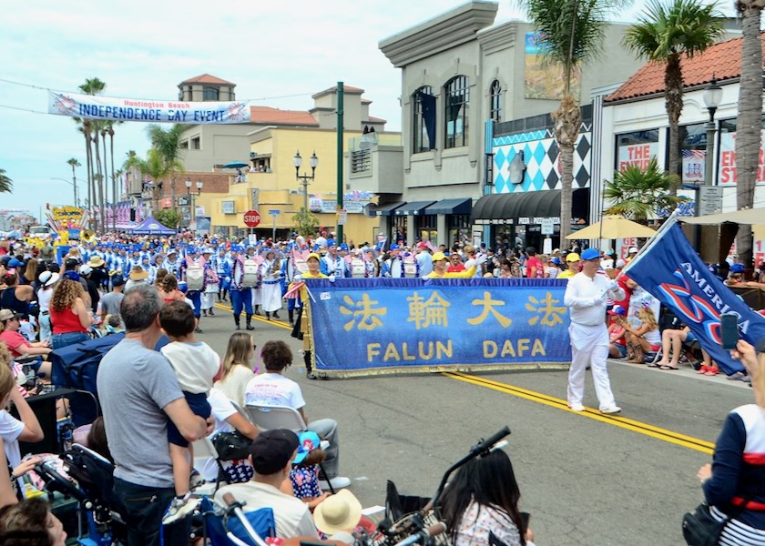 Image for article Huntington Beach, California: La Tian Guo Marching Band partecipa alla parata del 4 luglio