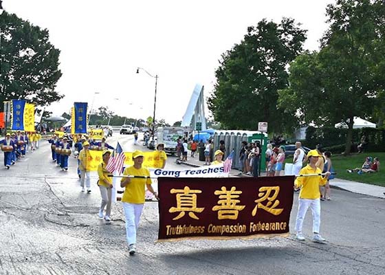 Image for article I praticanti della Falun Dafa diffondono un messaggio di Verità, Compassione e Tolleranza alla parata del Giorno dell'Indipendenza a Columbus