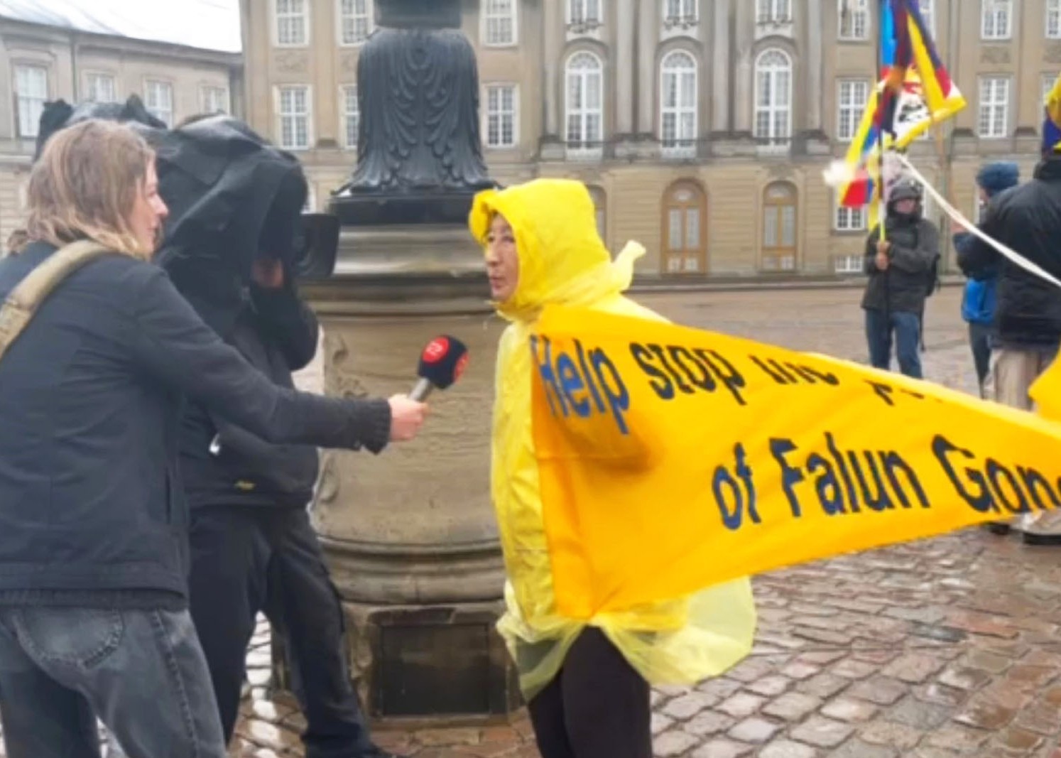 Image for article Europa settentrionale: La visita del ministro degli Esteri cinese incontra proteste pacifiche