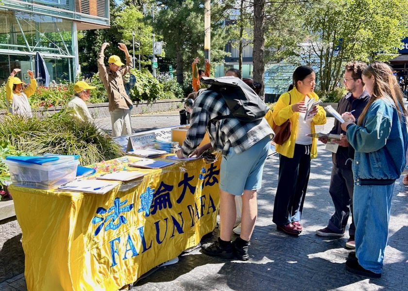 Image for article La gente incoraggia i praticanti della Falun Dafa durante un evento al World Trade Center di Amsterdam