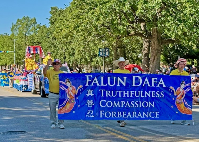 Image for article Texas: Gli spettatori alla parata del Giorno dell'Indipendenza ad Arlington apprezzano il contingente della Falun Dafa