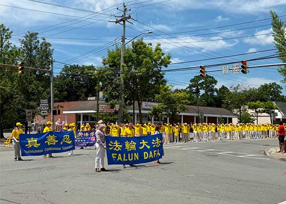 Image for article Pennsylvania, Stati Uniti: La Falun Dafa accolta con favore alla parata del Giorno dell'Indipendenza nella contea di Pike