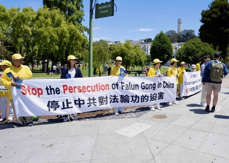 Image for article San Francisco, Stati Uniti: La gente esprime il proprio sostegno in occasione di un evento di sensibilizzazione sulla persecuzione