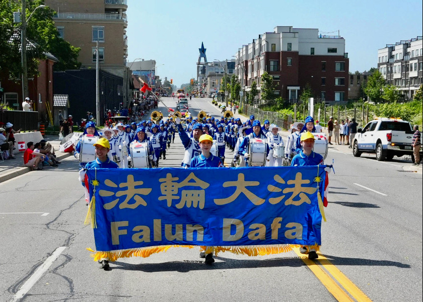 Image for article La Falun Dafa brilla alla parata del Canada Day ad Aurora