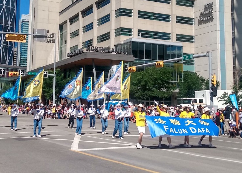 Image for article La gente elogia la Falun Dafa durante la parata di Calgary Stampede