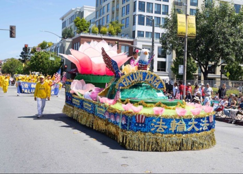 Image for article La Falun Dafa elogiata alla parata del Giorno dell’Indipendenza a Redwood City