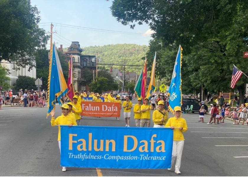 Image for article Le persone imparano gli esercizi della Falun Dafa durante le celebrazioni del Giorno dell'Indipendenza nel Delaware