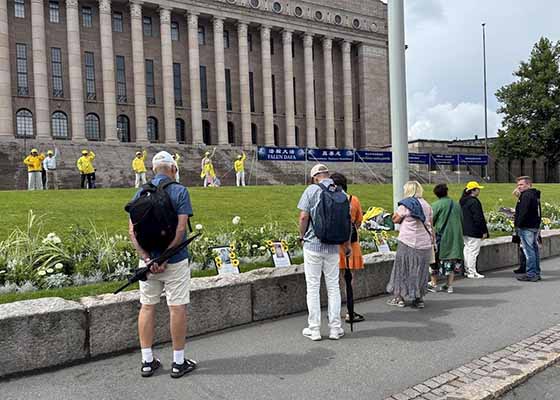 Image for article I praticanti protestano contro la persecuzione del regime cinese durante la visita del Ministro degli Esteri in Finlandia e Norvegia