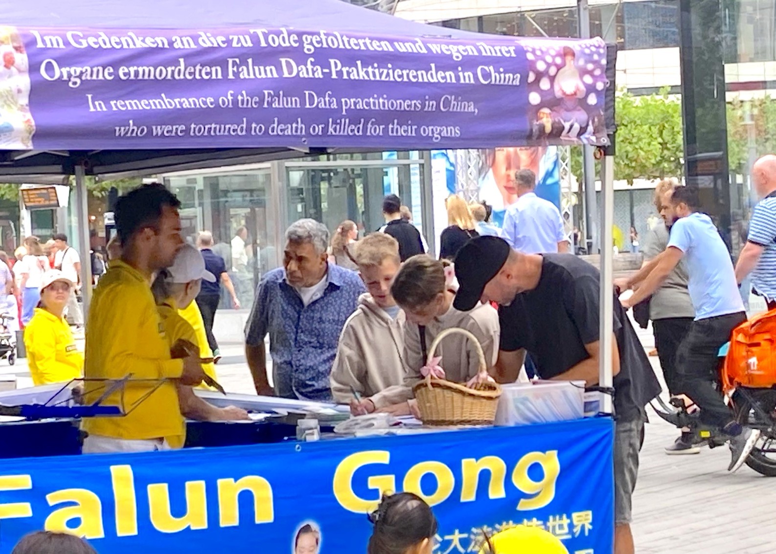 Image for article Düsseldorf, Germania: Funzionari e cittadini condannano la persecuzione del Falun Gong