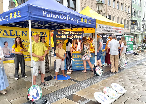 Image for article Monaco di Baviera, Germania: I praticanti informano il pubblico sulla persecuzione del PCC