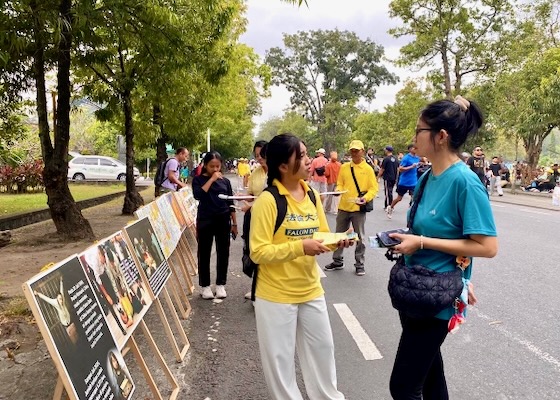 Image for article Indonesia: I praticanti sensibilizzano l'opinione pubblica sulla persecuzione del Falun Gong in Cina, che dura da 27 anni