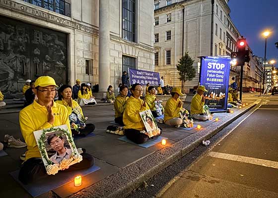 Image for article Veglia a lume di candela presso l'Ambasciata cinese a Londra per chiedere la fine delle 27 persecuzioni