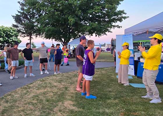 Image for article New YorK: I visitatori scoprono la Falun Dafa e la persecuzione all'Oswego Harborfest