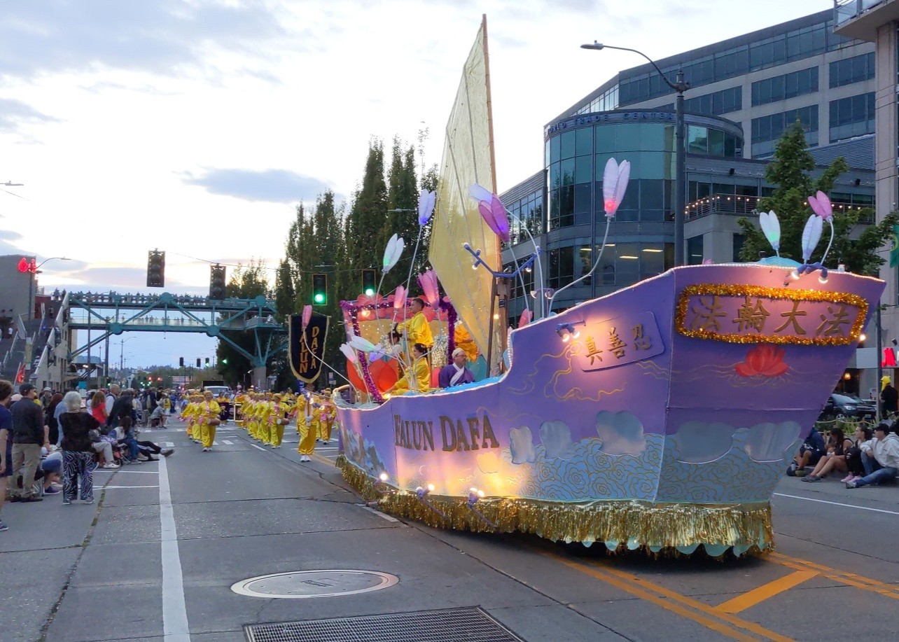 Image for article Seattle: Il carro allegorico della Falun Dafa illumina la parata del Seafair da oltre 20 anni