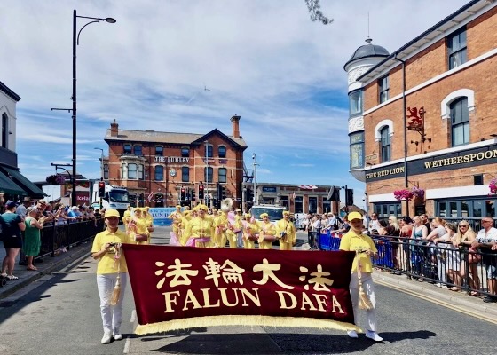 Image for article Skegness, Regno Unito: Il gruppo della Falun Dafa riceve un premio al Beach Fest 2026