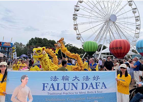 Image for article Bristol, Regno Unito: Il pubblico scopre la Falun Dafa al Festival delle mongolfiere