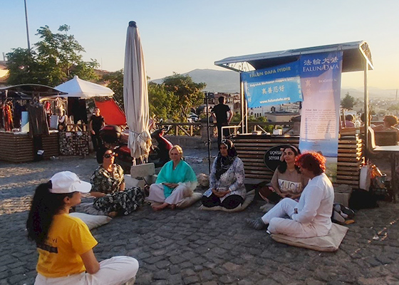 Image for article Turchia: Turisti e residenti provano una sensazione di calma e relax dopo aver appreso gli esercizi della Falun Dafa